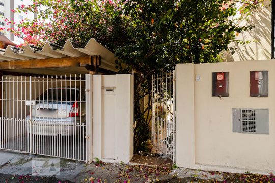Fachada de casa para alugar com 1 quarto, 60m² em Vila Gumercindo, São Paulo