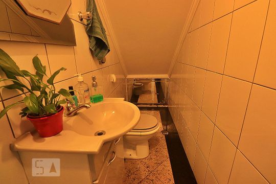 Lavabo de casa para alugar com 3 quartos, 224m² em Vila Camilópolis, Santo André