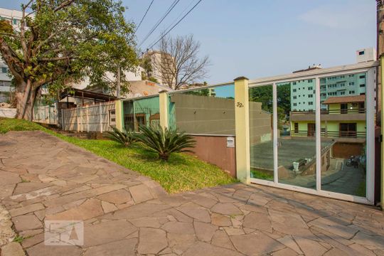 Fachada da Casa  de casa para alugar com 4 quartos, 390m² em Jardim Floresta, Porto Alegre