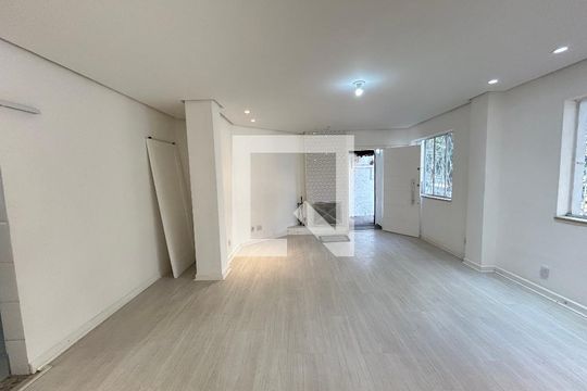 Sala de casa à venda com 3 quartos, 150m² em Água Branca, São Paulo