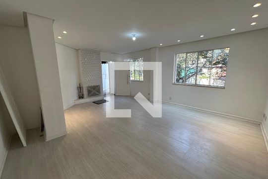 Sala de casa à venda com 3 quartos, 150m² em Água Branca, São Paulo