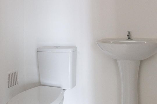 Banheiro de apartamento para alugar com 2 quartos, 48m² em Parque Industrial Tomas Edson, São Paulo
