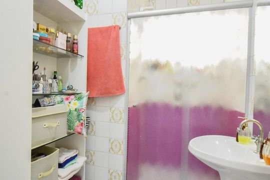 Banheiro 01 de casa à venda com 2 quartos, 90m² em Vila Cordeiro, São Paulo