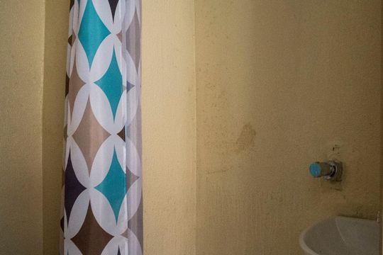 Banheiro de kitnet/studio para alugar com 1 quarto, 32m² em Cidade Baixa, Porto Alegre