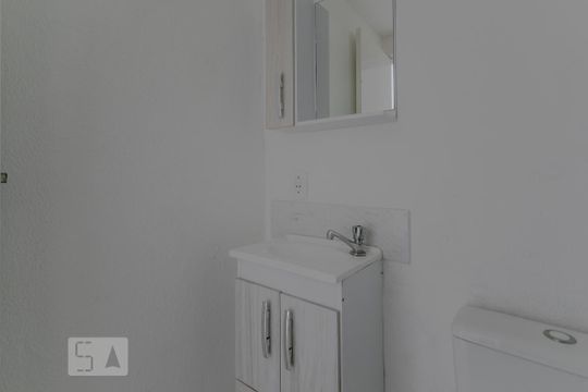 Banheiro de apartamento para alugar com 2 quartos, 50m² em César de Souza, Mogi das Cruzes