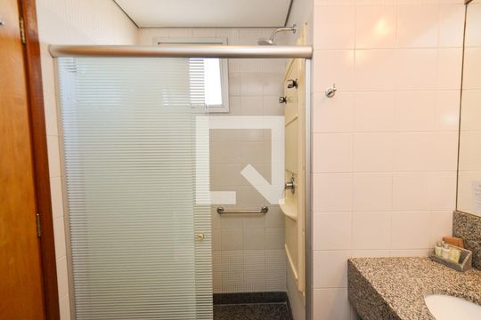 Banheiro de apartamento à venda com 1 quarto, 42m² em Centro, Belo Horizonte
