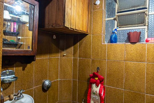 Banheiro de kitnet/studio para alugar com 1 quarto, 33m² em Centro, Niterói
