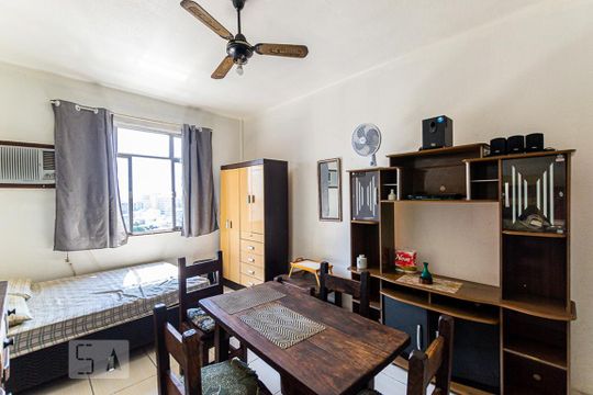 Sala/Quarto de kitnet/studio para alugar com 1 quarto, 33m² em Centro, Niterói