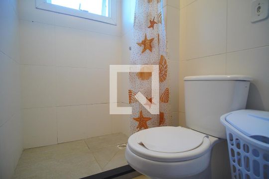 Banheiro de kitnet/studio para alugar com 1 quarto, 28m² em Pátria Nova, Novo Hamburgo