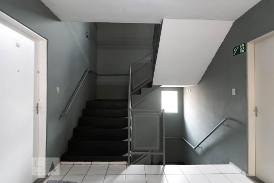 Escada de apartamento para alugar com 2 quartos, 47m² em Conjunto Residencial José Bonifácio, São Paulo