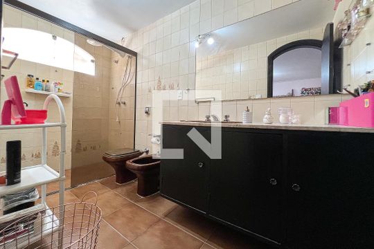 Banheiro do Quarto 1 de casa à venda com 3 quartos, 230m² em Alto de Pinheiros, São Paulo
