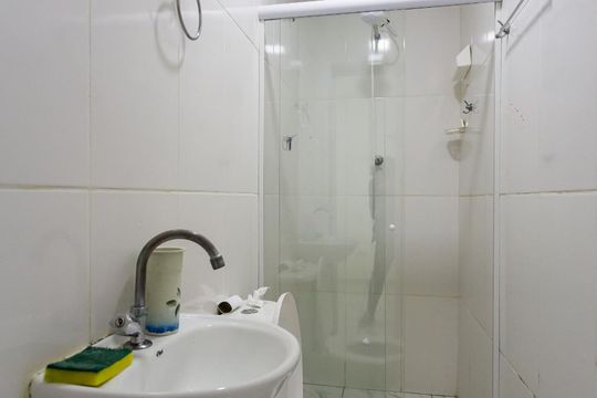 Banheiro de casa para alugar com 1 quarto, 25m² em Bandeiras, Osasco