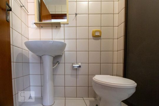 Banheiro do quarto 01 de apartamento para alugar com 2 quartos, 70m² em Centro, Florianópolis