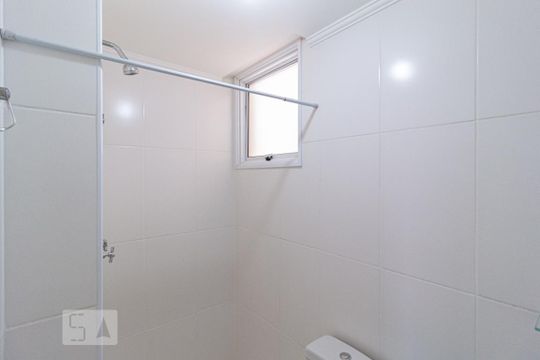 Banheiro 2 de apartamento para alugar com 2 quartos, 50m² em Quitaúna, Osasco