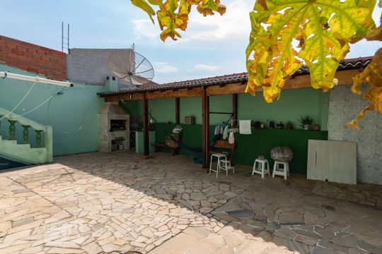 Quintal de casa à venda com 2 quartos, 200m² em Vila Anhangüera, Campinas