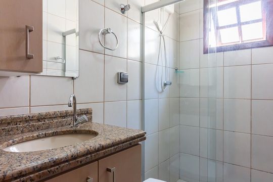 Banheiro de casa à venda com 3 quartos, 120m² em Veloso, Osasco