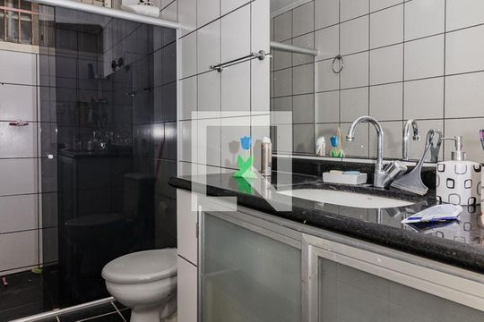 Banheiro Social de apartamento à venda com 3 quartos, 84m² em Medianeira, Porto Alegre