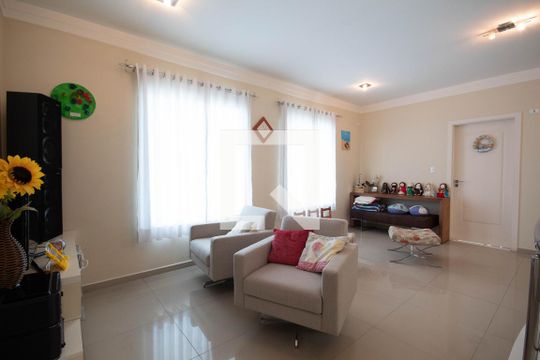 Sala de TV de casa para alugar com 4 quartos, 378m² em Adalgisa, Osasco