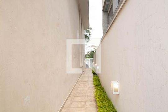 Quintal Lateral de casa para alugar com 4 quartos, 378m² em Adalgisa, Osasco