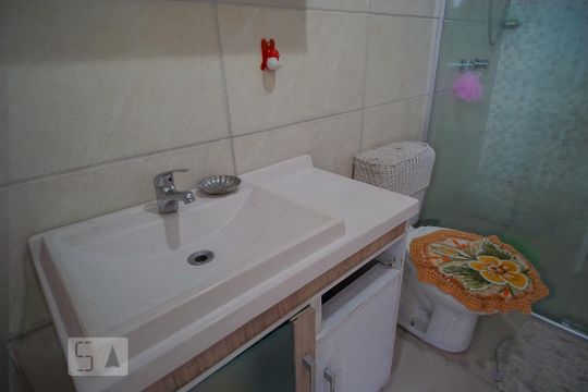 Banheiro de casa de condomínio à venda com 2 quartos, 68m² em Mato Grande, Canoas