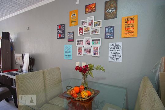 Sala de casa de condomínio à venda com 2 quartos, 68m² em Mato Grande, Canoas
