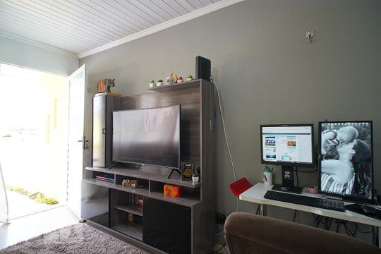 Sala de casa de condomínio à venda com 2 quartos, 68m² em Mato Grande, Canoas