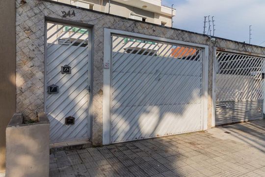 Fachada de casa à venda com 3 quartos, 247m² em Vila Lais, São Paulo
