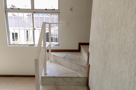 Escada de apartamento para alugar com 3 quartos, 170m² em Itapoã, Belo Horizonte