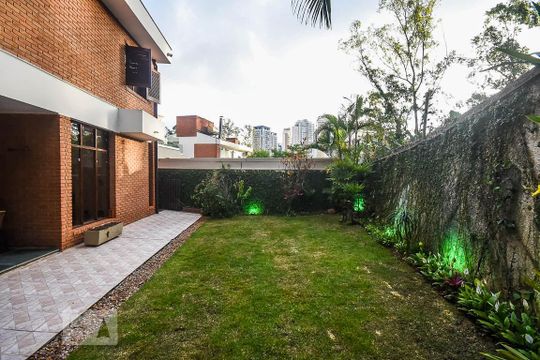 Quintal de casa de condomínio à venda com 3 quartos, 280m² em Jardim Morumbi, São Paulo