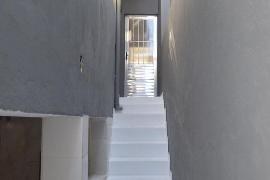 Corredor lateral do quintal de casa para alugar com 2 quartos, 100m² em Quinta da Paineira, São Paulo