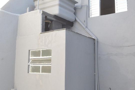 Fachada posterior de casa para alugar com 2 quartos, 100m² em Quinta da Paineira, São Paulo