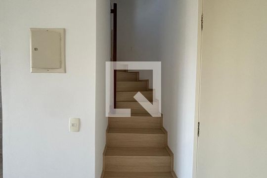 Escada de apartamento para alugar com 1 quarto, 46m² em Vila Clementino, São Paulo