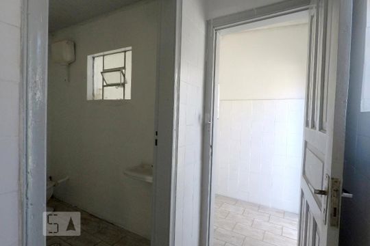 Banheiro de casa para alugar com 1 quarto, 70m² em Vila Guarani (zona Sul), São Paulo