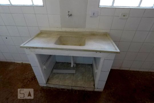 Cozinha de casa para alugar com 2 quartos, 70m² em Vila Guarani (zona Sul), São Paulo