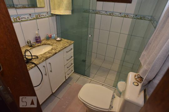 Banheiro Social de casa de condomínio para alugar com 3 quartos, 250m² em Freguesia de Jacarepaguá, Rio de Janeiro