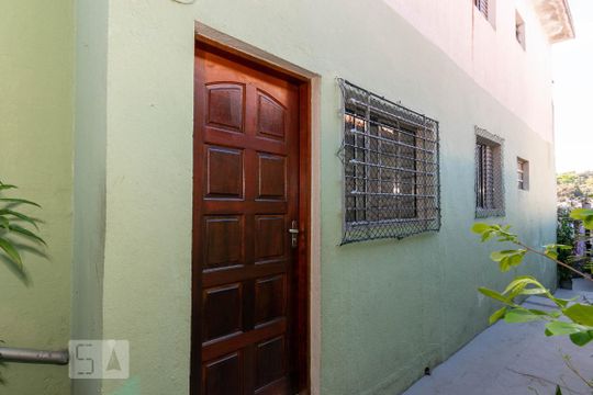 Fachada de casa para alugar com 1 quarto, 45m² em Vila Santa Virginia, São Paulo