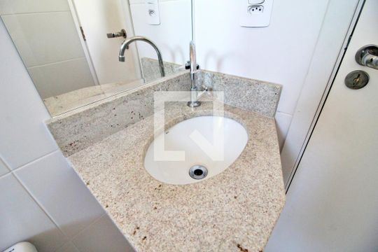 Banheiro de apartamento à venda com 2 quartos, 50m² em Parque das Nações, Santo André