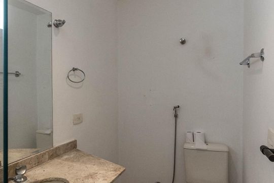 Banheiro de apartamento à venda com 1 quarto, 75m² em Vila Nova Conceição, São Paulo