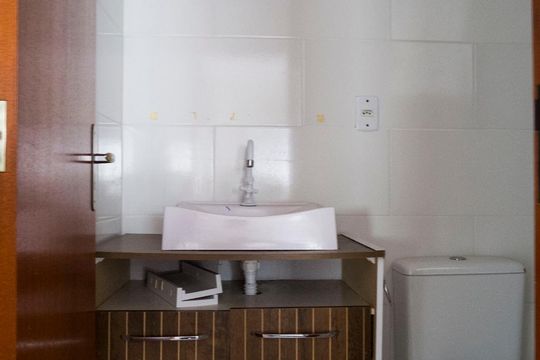 Banheiro de apartamento à venda com 1 quarto, 42m² em Tristeza, Porto Alegre