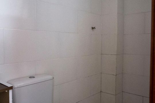 Banheiro de apartamento à venda com 1 quarto, 42m² em Tristeza, Porto Alegre
