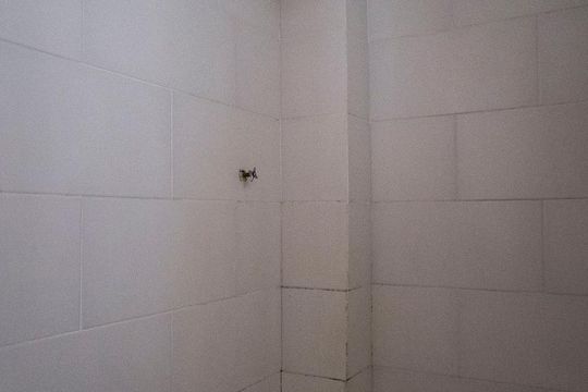 Banheiro de apartamento à venda com 1 quarto, 42m² em Tristeza, Porto Alegre