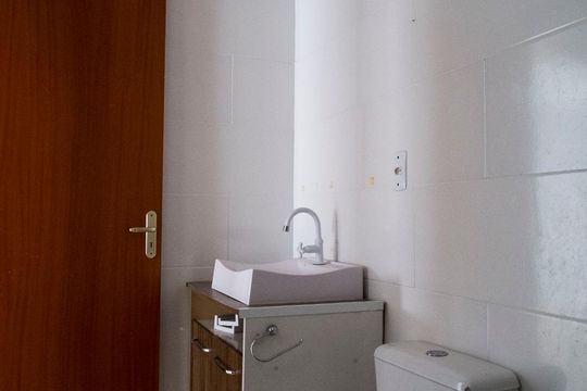 Banheiro de apartamento à venda com 1 quarto, 42m² em Tristeza, Porto Alegre