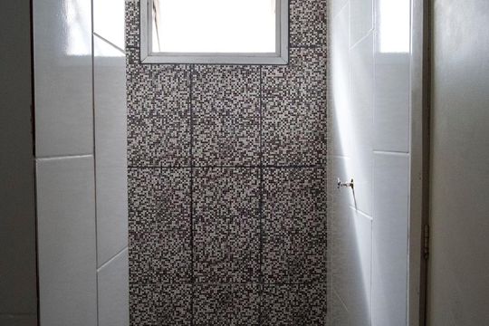 Banheiro de kitnet/studio à venda com 1 quarto, 27m² em Partenon, Porto Alegre