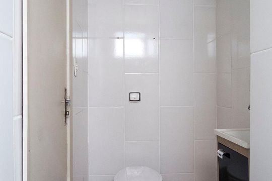 Banheiro de kitnet/studio à venda com 1 quarto, 27m² em Partenon, Porto Alegre