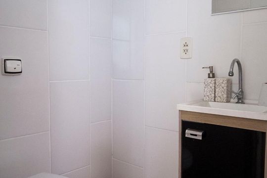 Banheiro de kitnet/studio à venda com 1 quarto, 27m² em Partenon, Porto Alegre