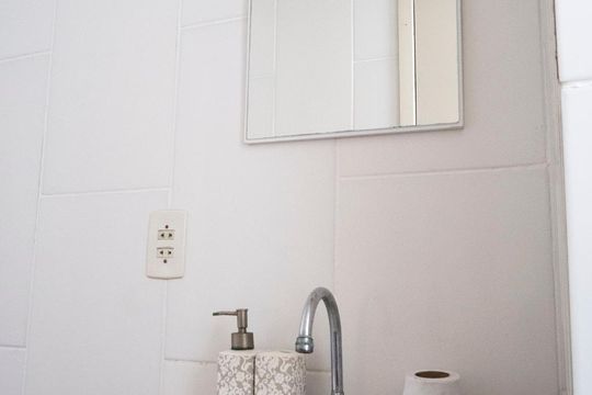 Banheiro de kitnet/studio à venda com 1 quarto, 27m² em Partenon, Porto Alegre