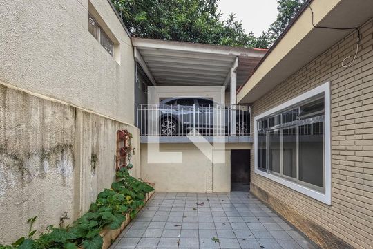 Área Externa de casa à venda com 3 quartos, 250m² em Vila Cavaton, São Paulo