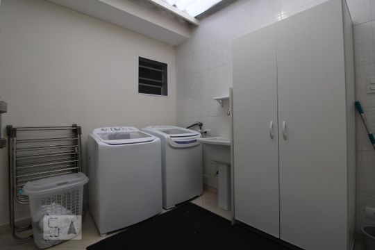 Lavanderia de casa à venda com 4 quartos, 180m² em Vila Cordeiro, São Paulo