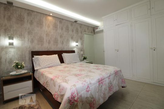 Suíte de casa à venda com 4 quartos, 180m² em Vila Cordeiro, São Paulo