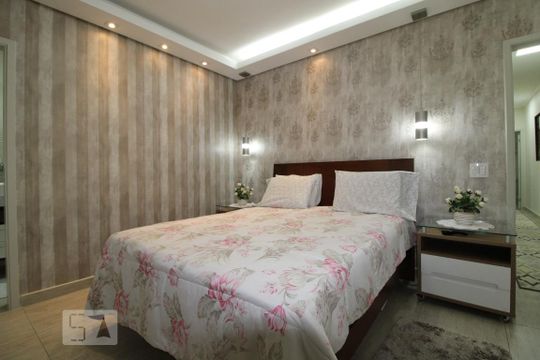 Suíte de casa à venda com 4 quartos, 180m² em Vila Cordeiro, São Paulo